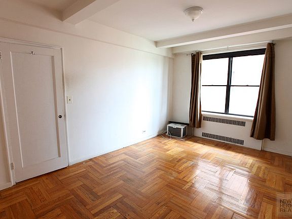 3rd image of 72 Park Ter W APT E6x