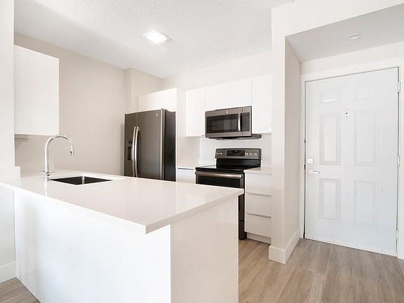 2nd image of 630 S Sapodilla Avenue #Ph20