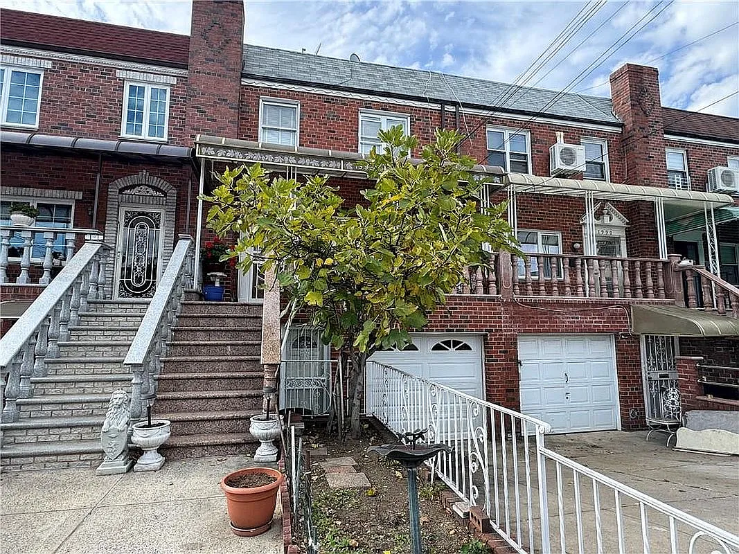 1992 W 13th St photo 1