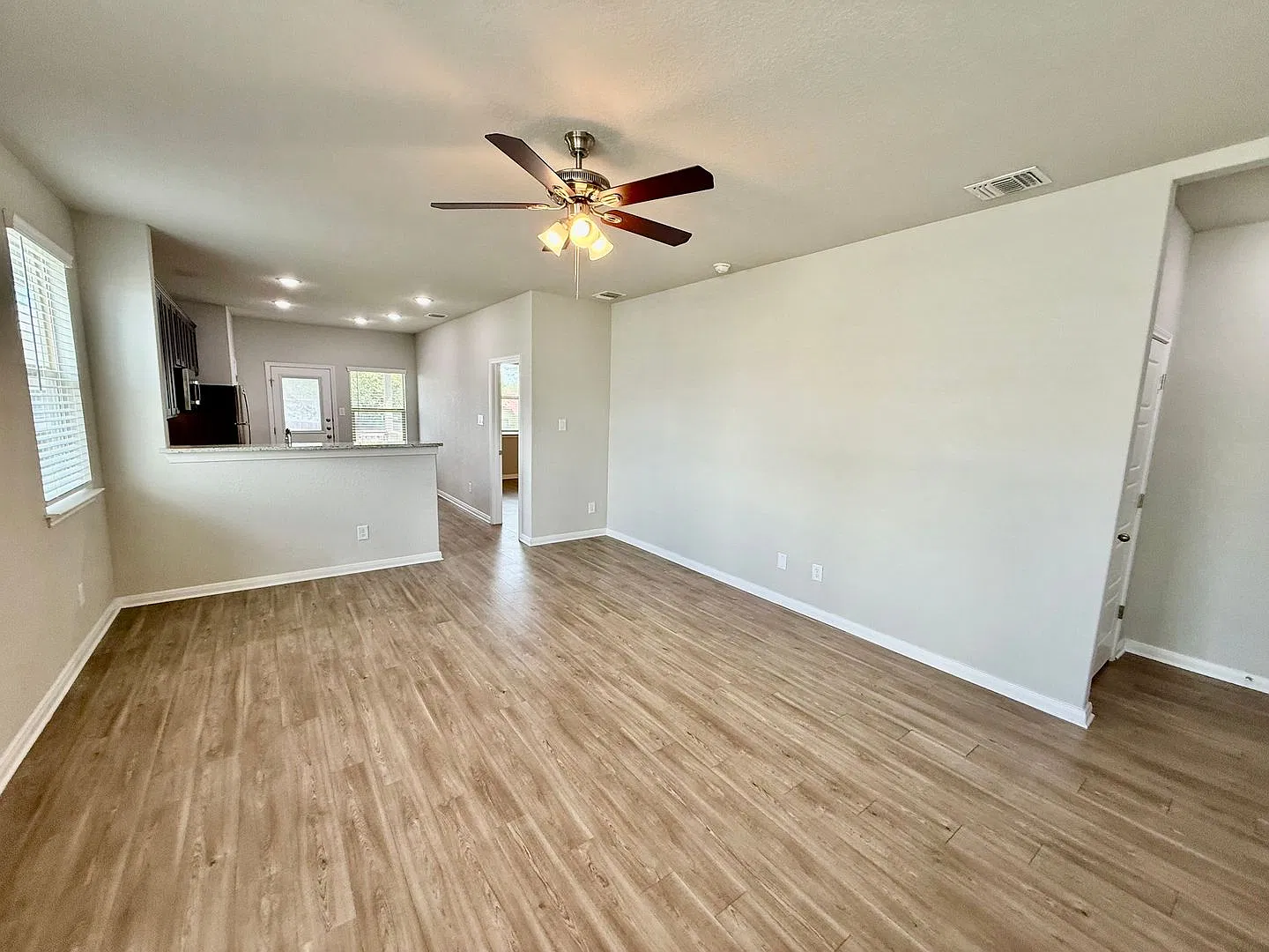 Luxury 3-bedroom, 2-bathroom Duplex in Cibolo, TX! — Photo 4
