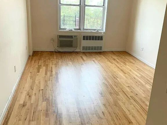 2nd image of 24530 Grand Central Pkwy APT 5G