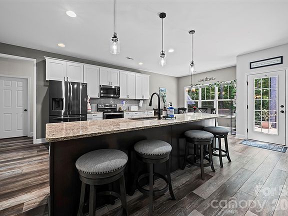 5th image of 473 Evergreen Rd