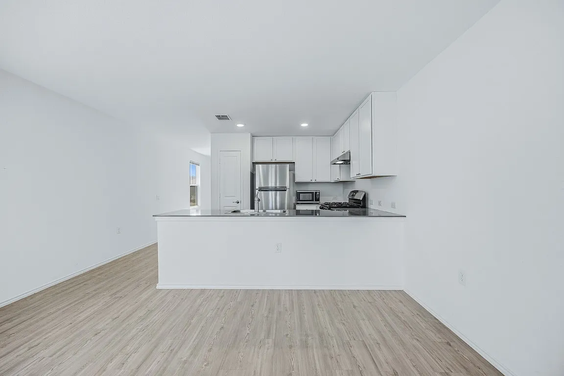 4 bed, 1627 sqft, $1,700 — Photo 1