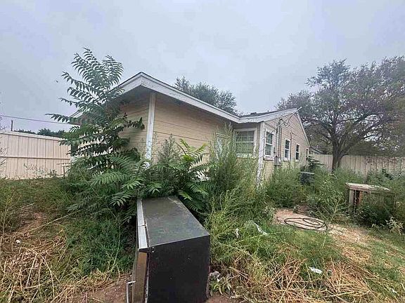 2nd image of 2035 Oak Dr