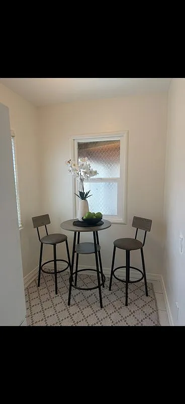 2 bed, 1.0 bath, 1000 sqft, $3,000 — Photo 1