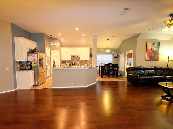 2nd image of 2217 Killarney Dr