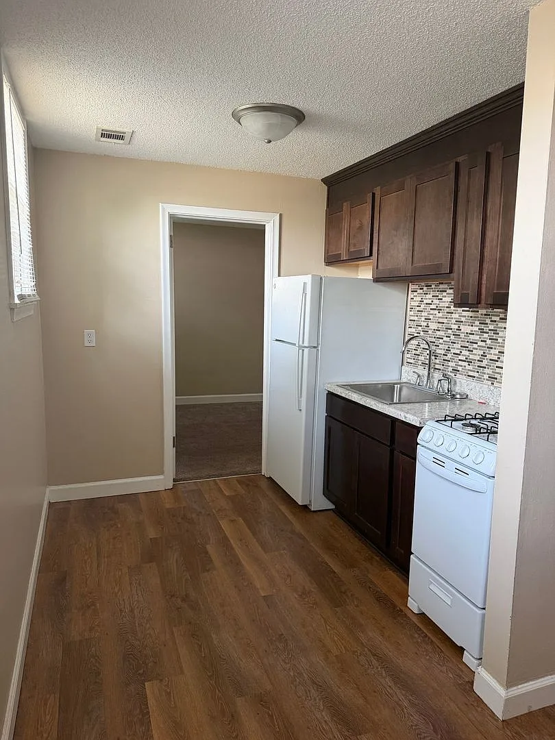 Heights Apartments - 538 Summit — Photo 2