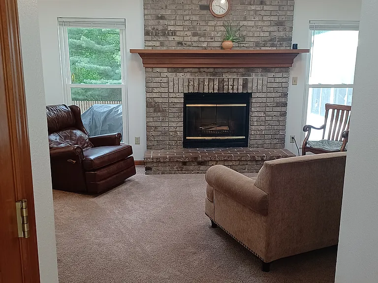 1021 Edgewood Dr — Photo 3