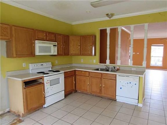 4th image of 5630 New England Dr