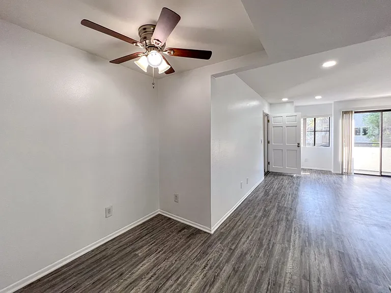 Gorgeous 2 Bed/2 bath apartment in excellent Sherman Oaks area! — Photo 21