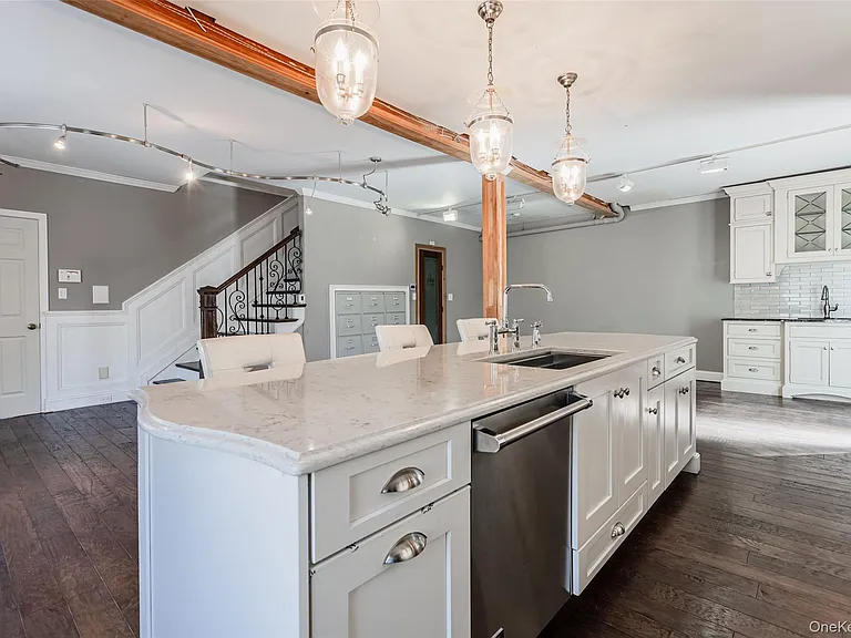 606 E Jericho Tpke — Photo 2