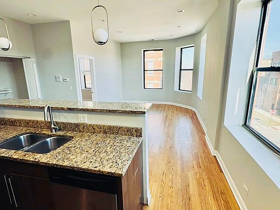 3rd image of 2701 W Augusta Blvd Unit 2