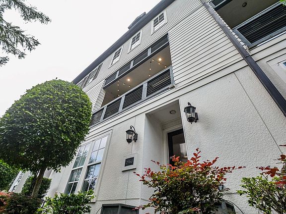2nd image of 2960 Rusk St