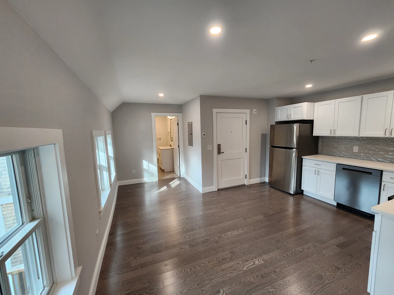 329 Bank St — Photo 3