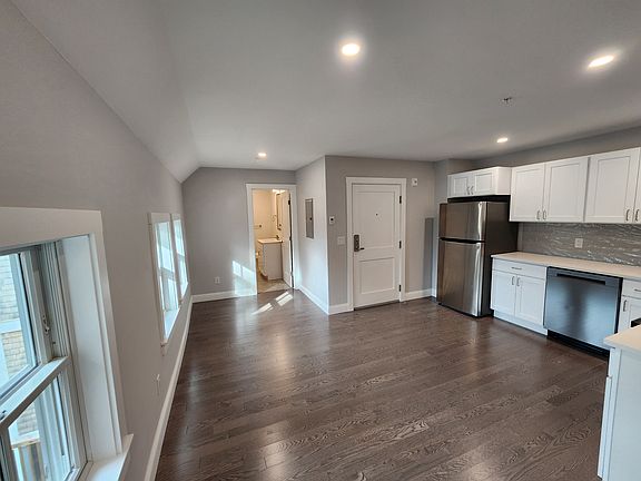 3rd image of 329 Bank St #2