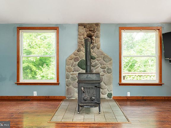 5th image of 128 Barksdale Ln