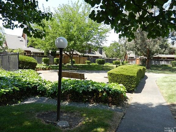 4th image of 1715 Drake Ct