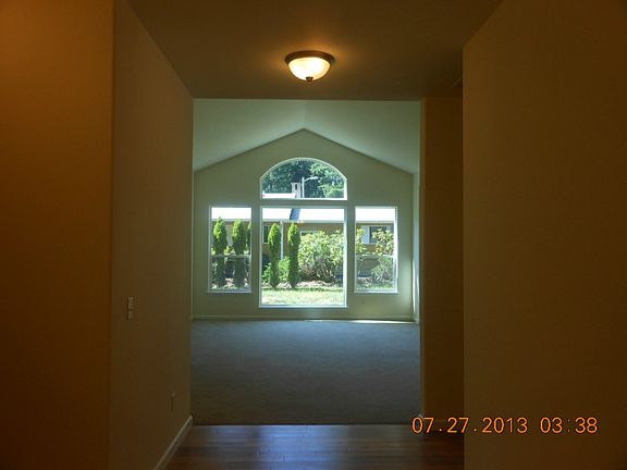 4th image of 680 E Vine Maple Ln