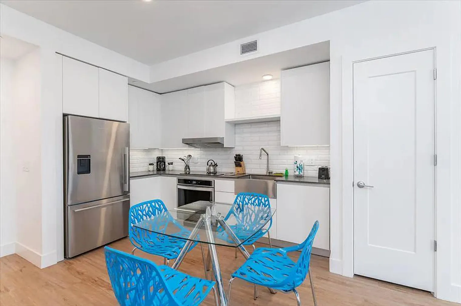 1 bed, 1.0 bath, 731 sqft, $6,678 — Photo 3