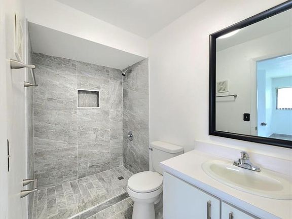 4th image of 20681 NE 4th Pl APT 203