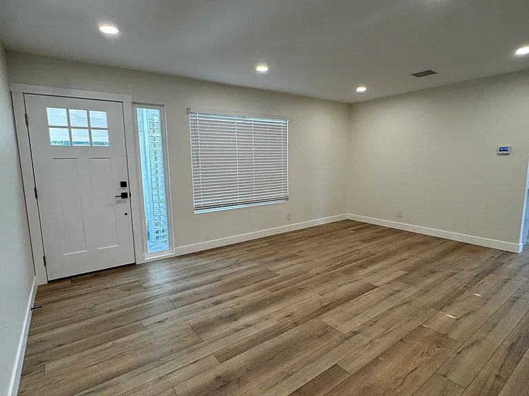 8 N Madrid Ave — Photo 3