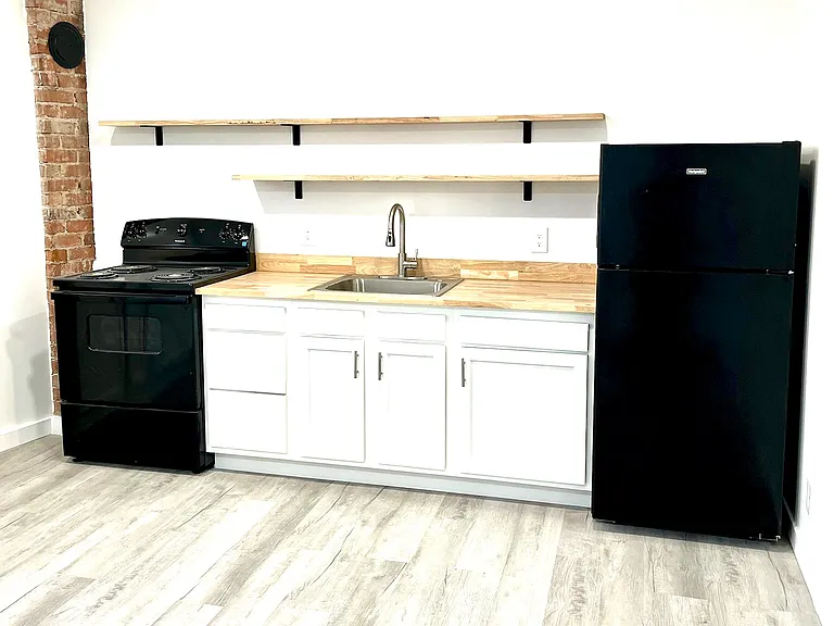 2131 Williams Ave #6 — Photo 2