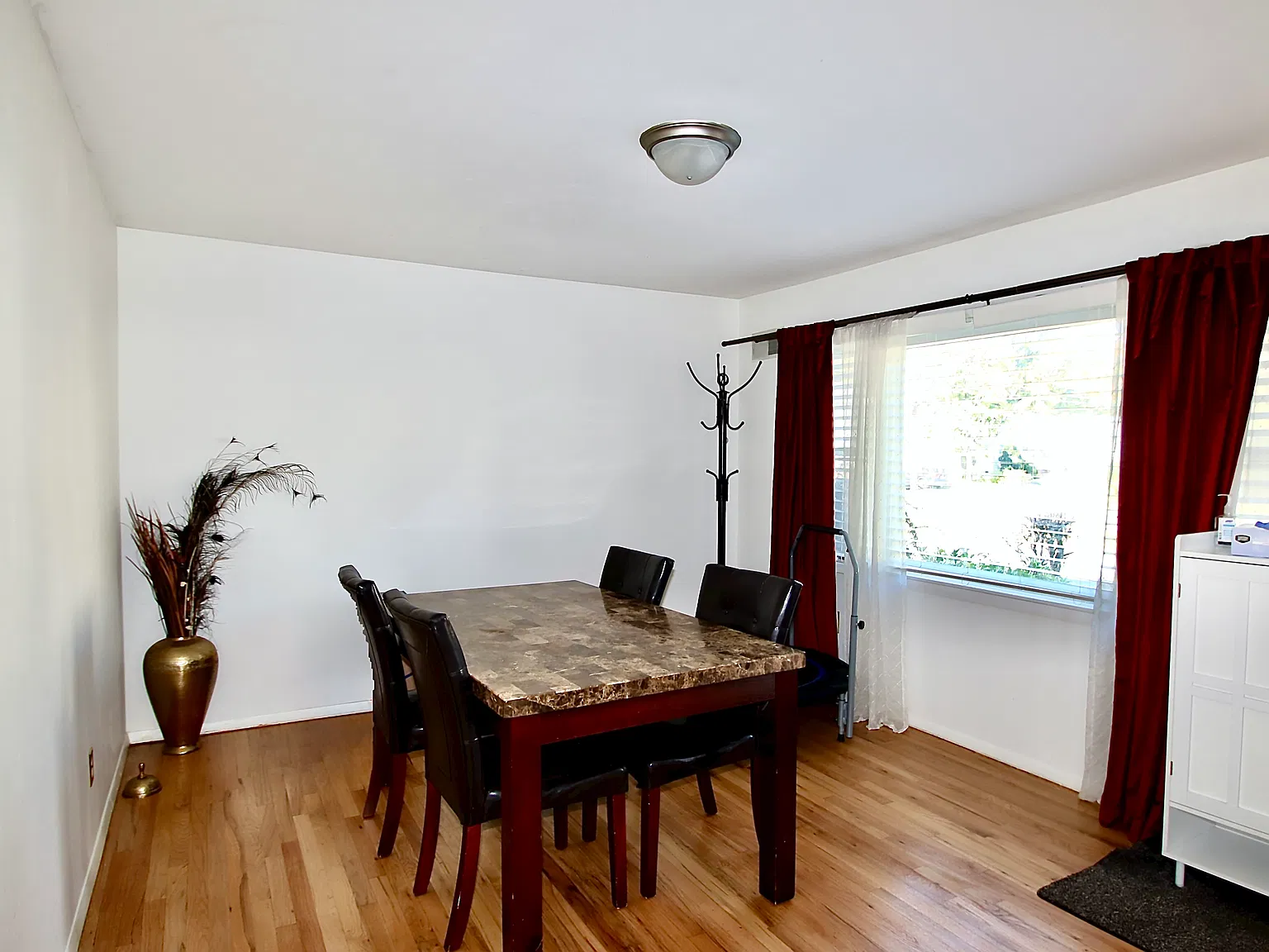 3 bed, $4,700 — Photo 2