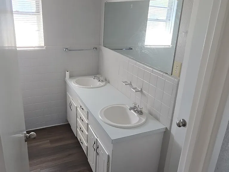 1609 Douglas Dr — Photo 3