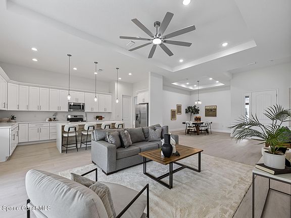 3rd image of 420 Di Lido St NE