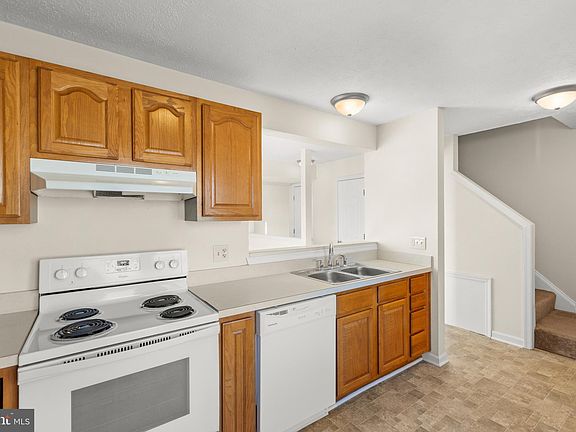 5th image of 385 Surrey Club Ln