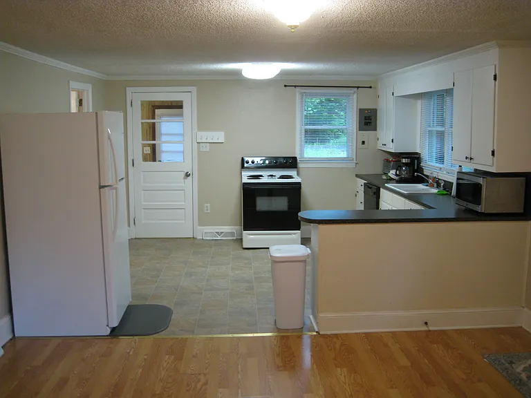 933 Chestnut Ln — Photo 4