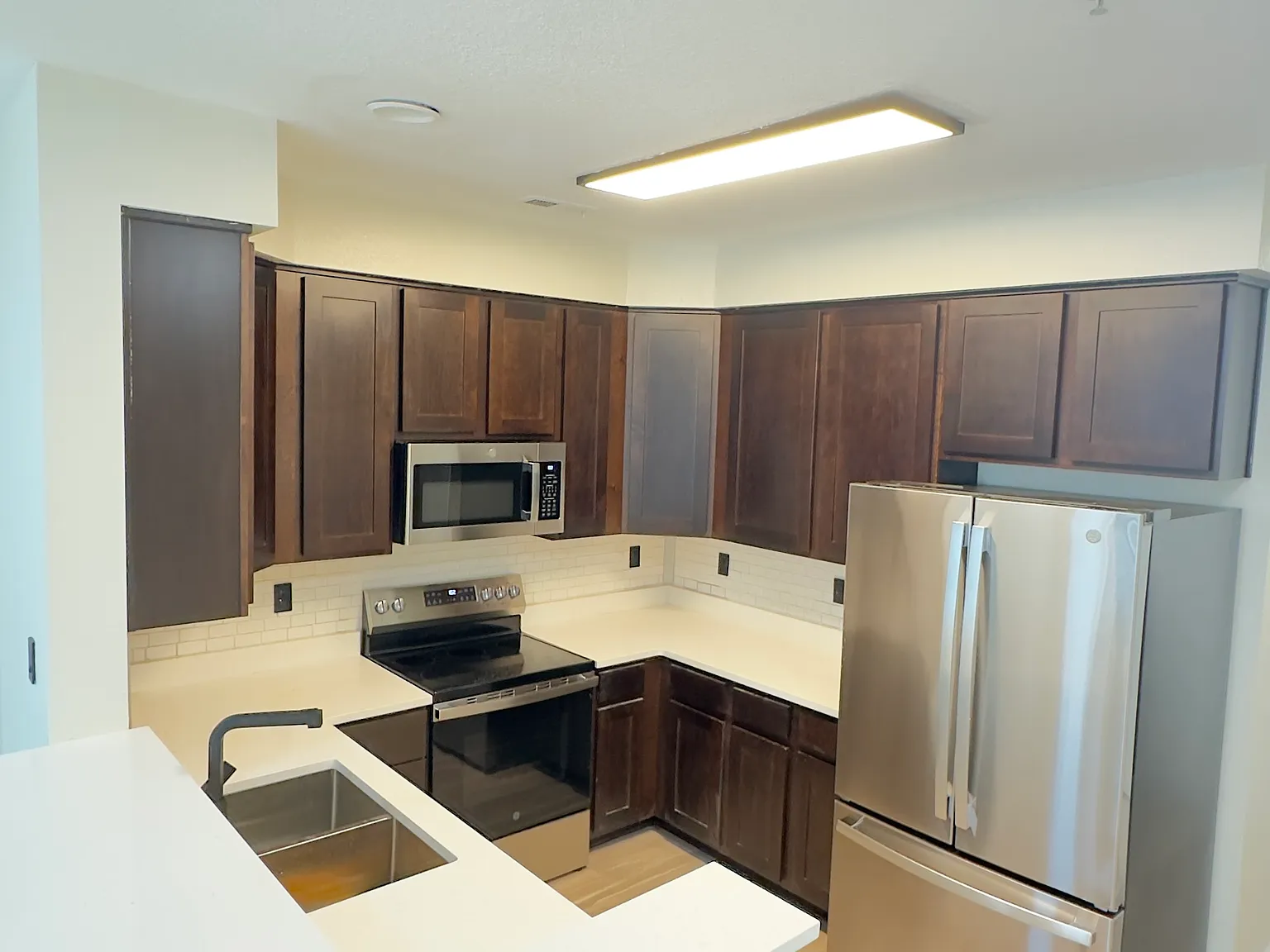 3 bed, 2.5 bath, 1890 sqft, $3,200 — Photo 2