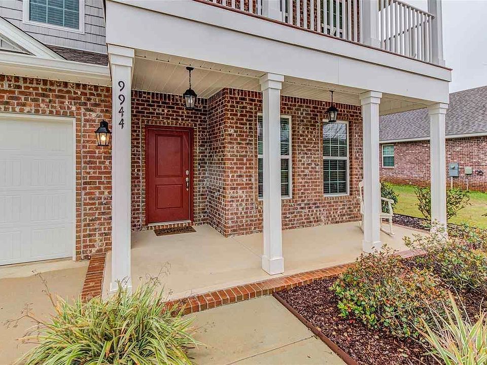 Charming covered front porch and entryway with great curb appeal.
