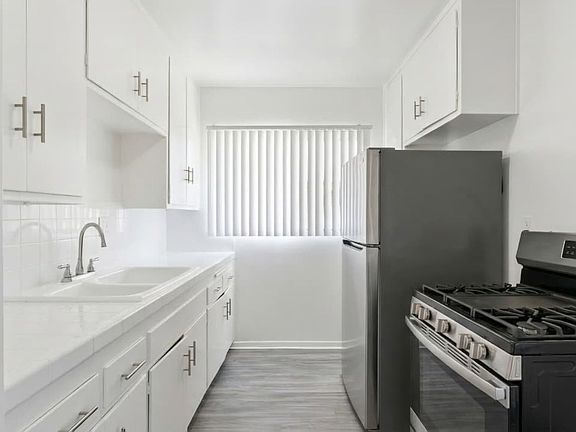 2nd image of 8419-8425 S Western Ave #8425-05