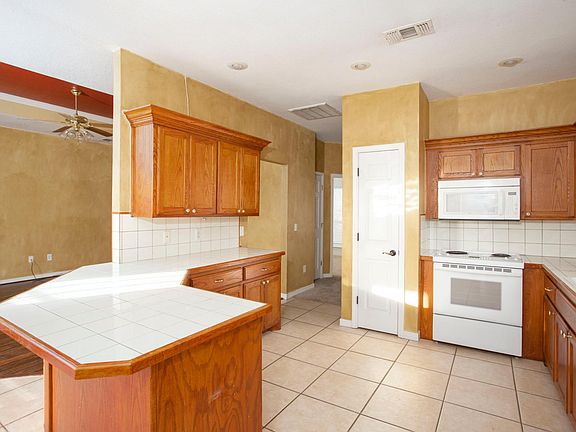 3rd image of 6203 Donda St