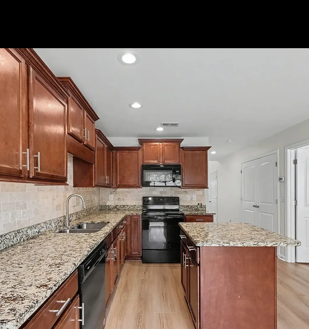 3 bed, 2.5 bath, 1700 sqft, $2,300 — Photo 3