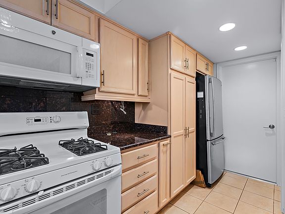 5th image of 460 Ferne Dr #460
