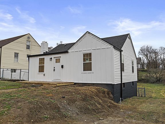 4th image of 111 N Robbins Ct
