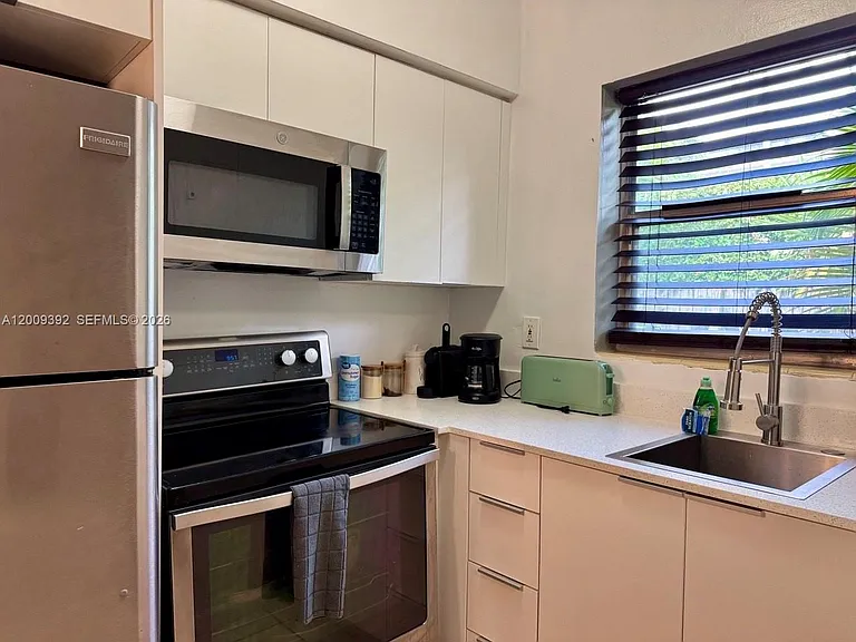 1130 NE 81st St #3 — Photo 3