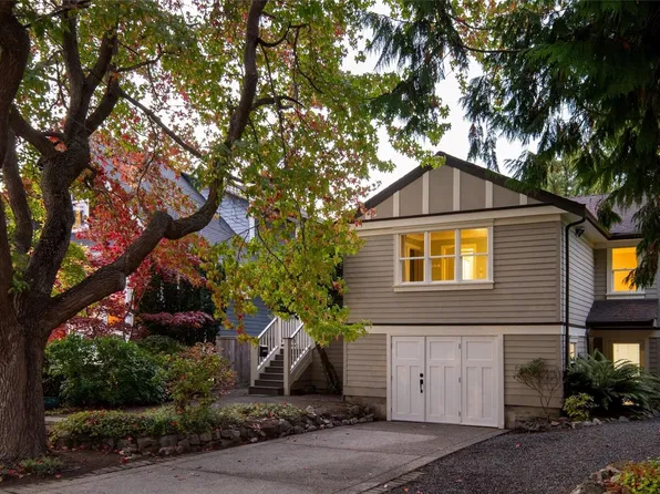 1692 Chandler Ave, Victoria, BC V8S 1N6