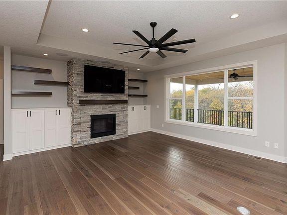 3rd image of 990 NE Badger Ln