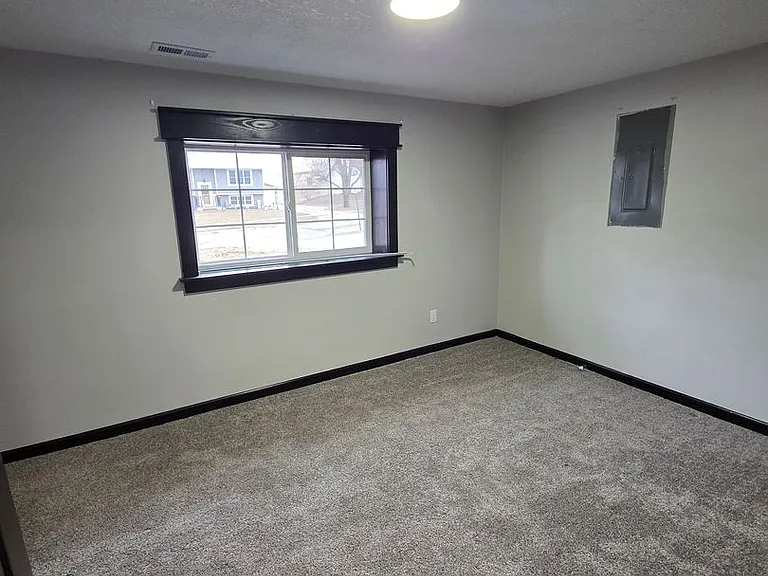 215 Knoll Dr — Photo 12