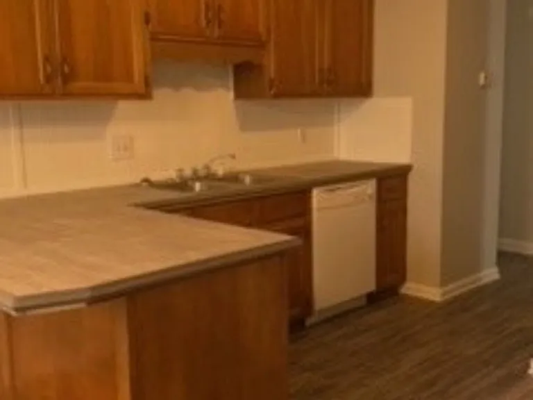 103 Woodley Dr — Photo 2
