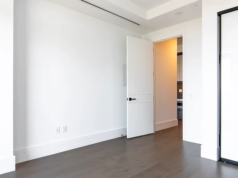 215 Lonsdale Rd — Photo 37