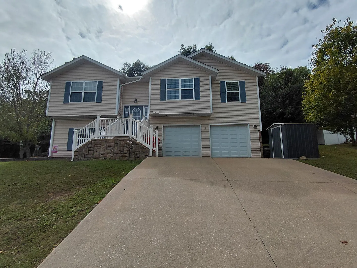 Fenced home close to post! — Photo 1