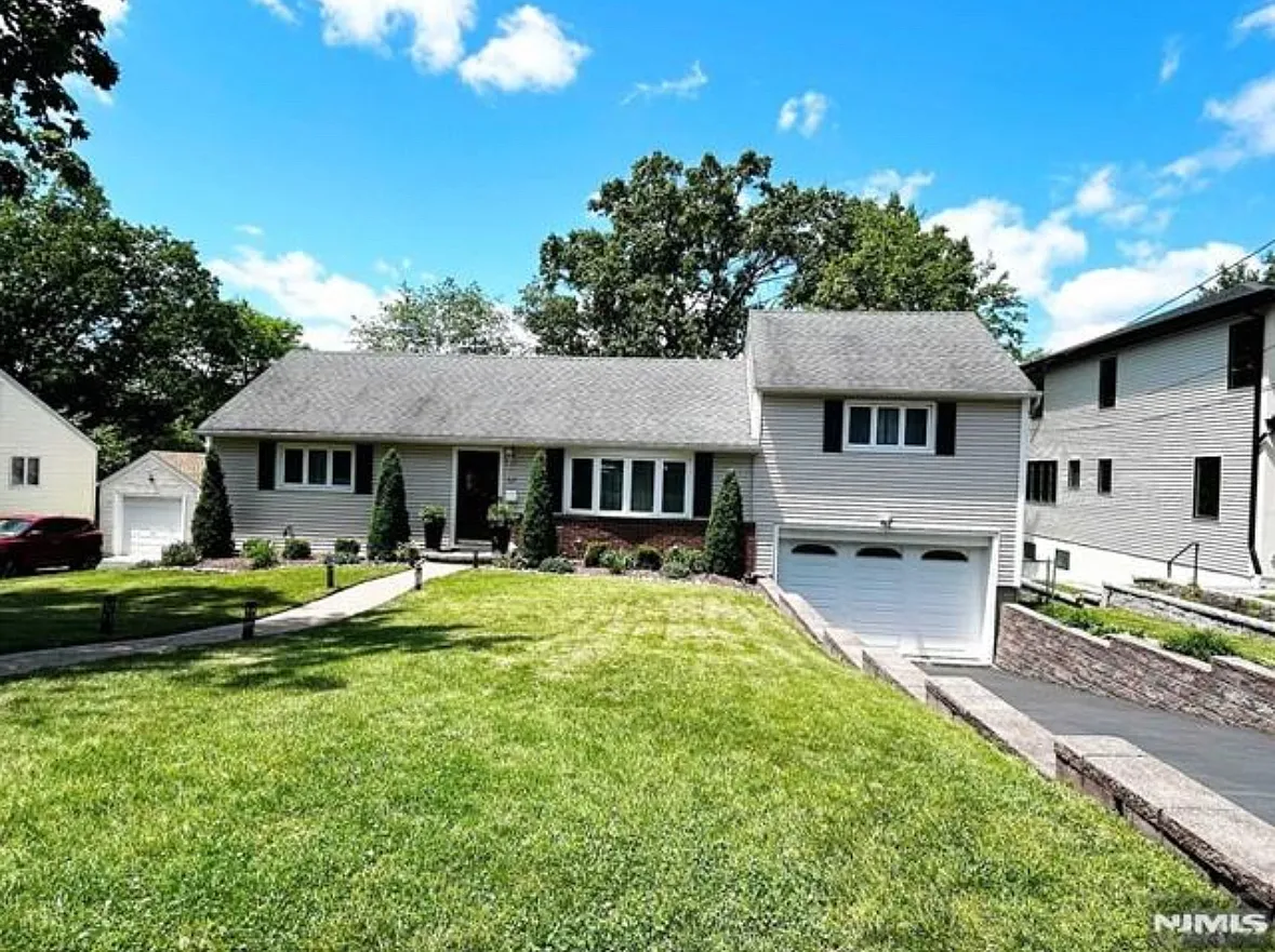 Building Photo - 321 Maplewood Dr
