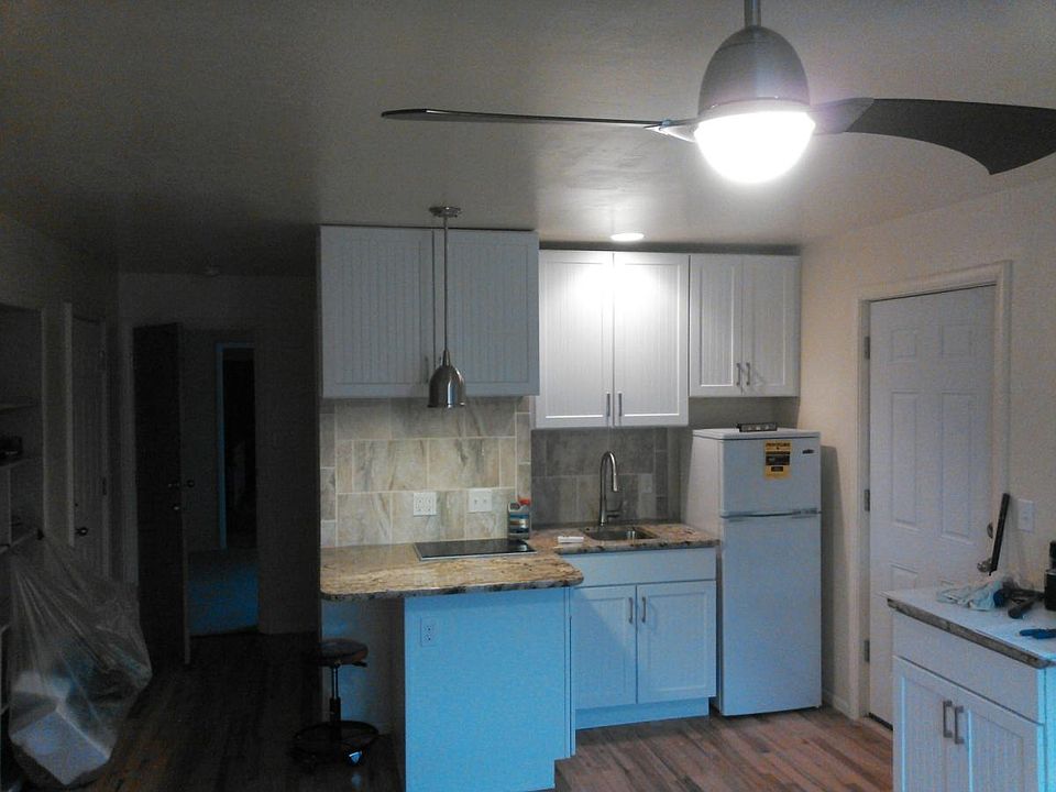 Kitchen, granite breakfast bar