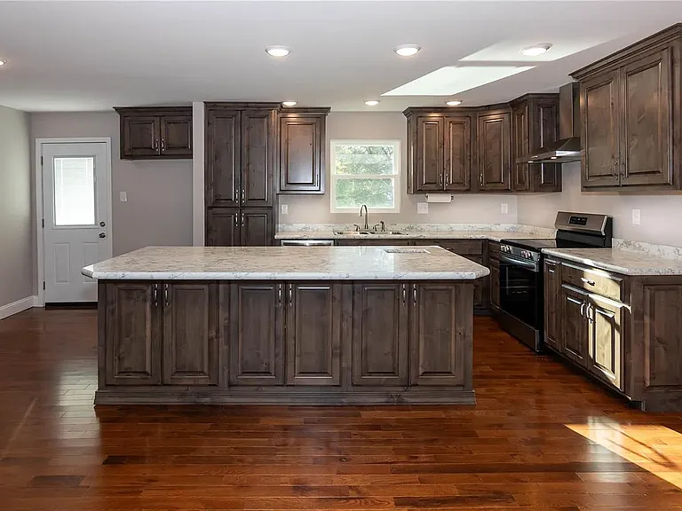 1341 Meadow Dr — Photo 2