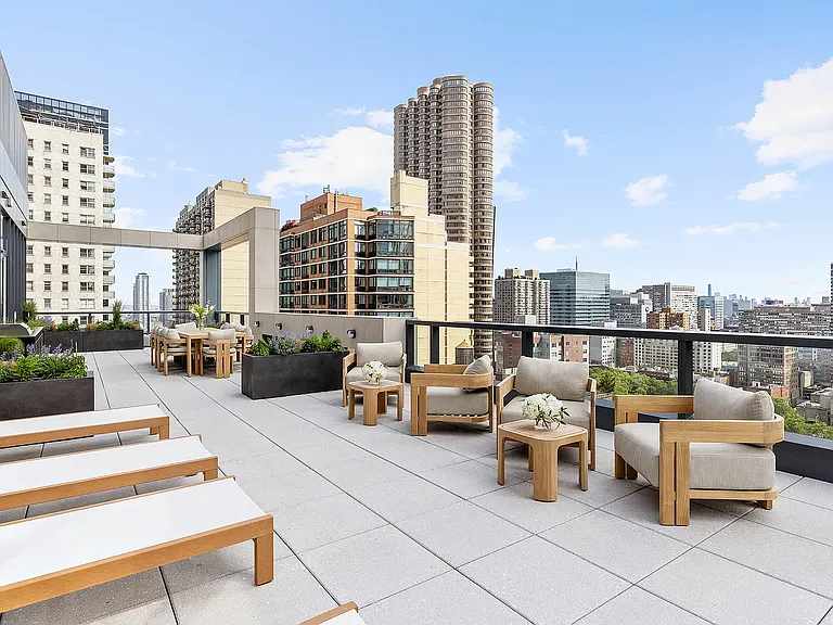 255 E 39th St #Penthouse 2D — Photo 23
