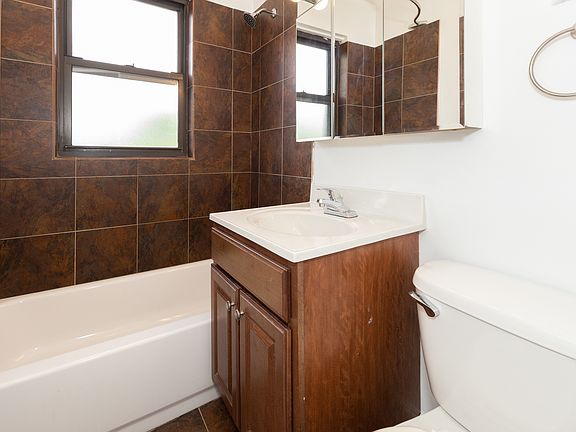 3rd image of 2051 N Sedgwick St #1079